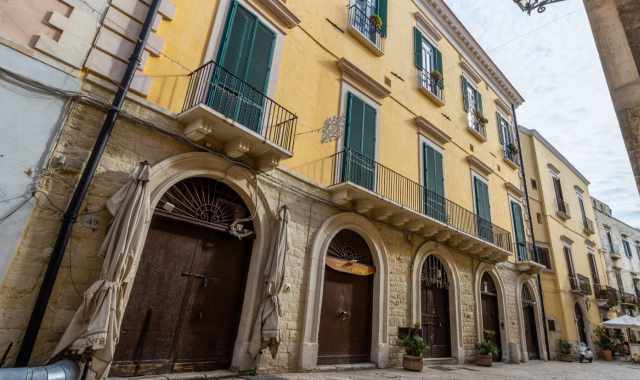 Cinque portali, sale affrescate e un torrino che svetta sul mare di Bari: è il nobiliare Palazzo Giotta